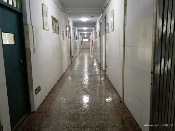 2018.4.11爱国卫生月大扫除1、干净整洁的教学楼走廊