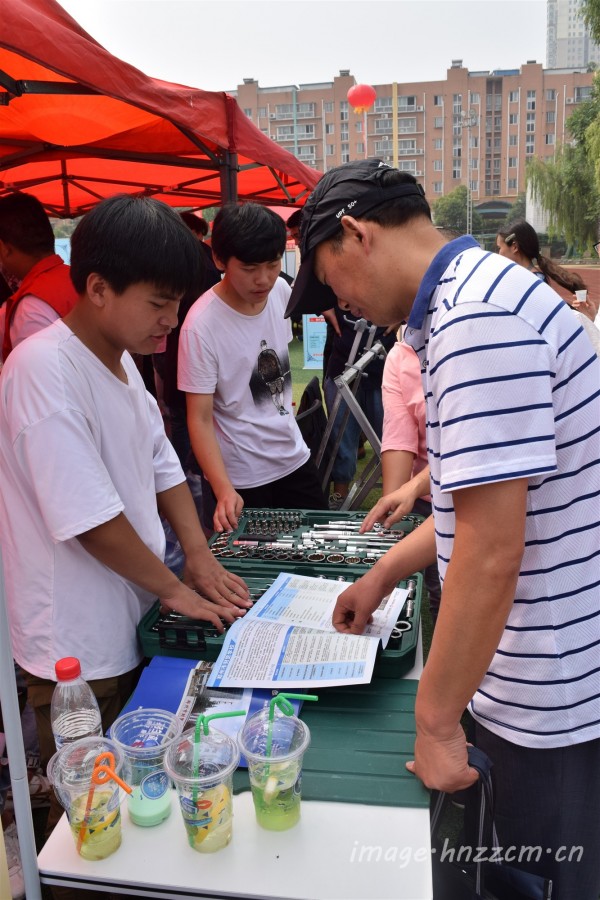 9 学生家长咨询学校专业实习实训情况