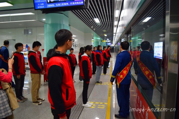 8排队上车感受郑州地铁的高速发展