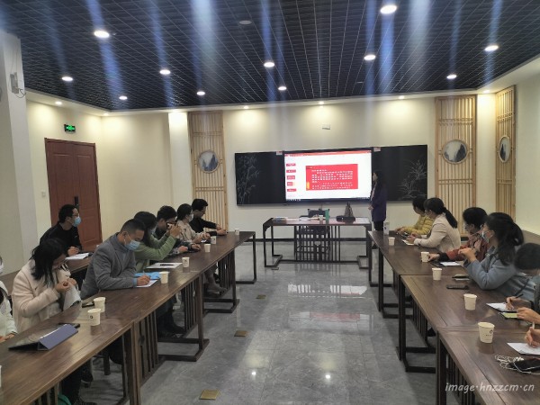 2 郑州市职业技术教育教研室教研员郑亚楠带领大家进行思政学习