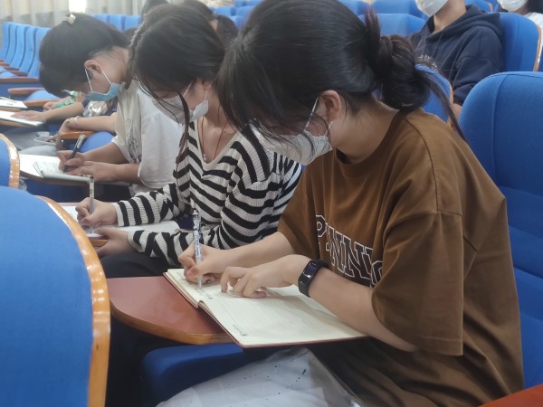 “学法用法诚信守法” ——郑州市财贸学校组织新学期团课开课啦