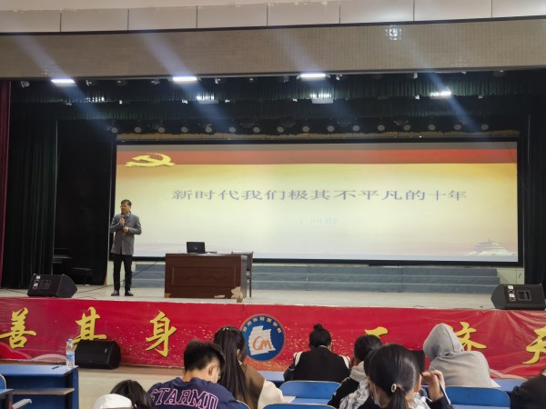 1郑州市财贸学校党总支副书记丁向群讲团课