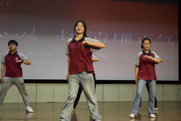 4.校舞蹈社团舞动青春