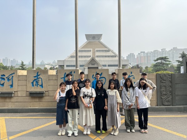 郑州市财贸乐乐影院导游专业举行学生实践教学活动之走进博物馆、艺术馆
