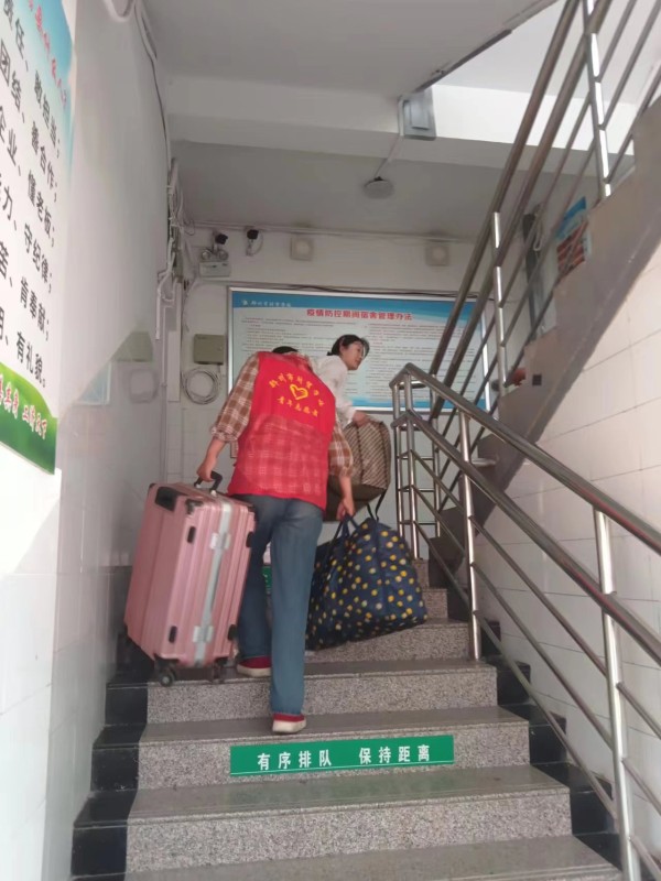 4.志愿者帮助新生搬行李到宿舍