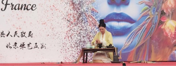 1杨丽丽老师在中国艺术团舞台演出中进行宋代点茶表演