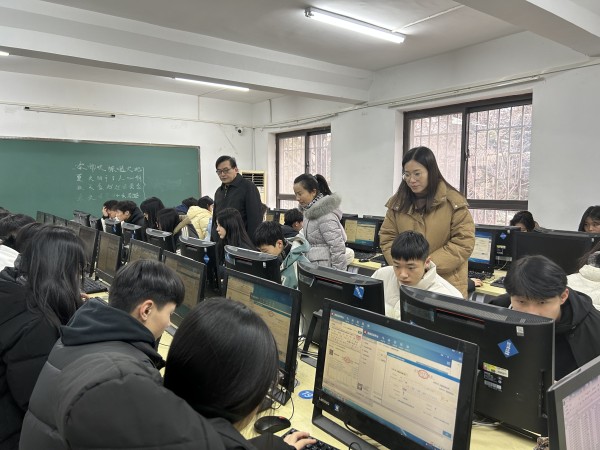 图1 郑州市会计事务专业中心教研组成员来郑州市财贸学校指导工作