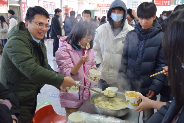 9.王远老师与同学一起品尝自己包的饺子