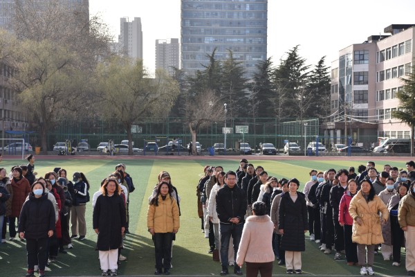 1老师们齐聚绿茵场上，只待活动开始