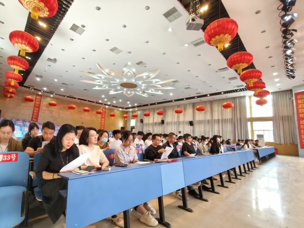 8.师生认真学习会议精神