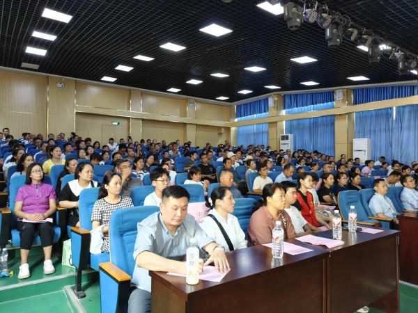 5.新生家长在报告厅参加家长会