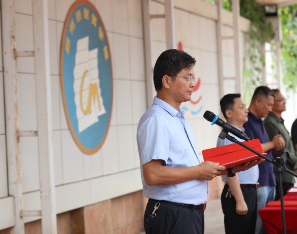 3.郑州市财贸学校党总支副书记丁向群主持开学典礼