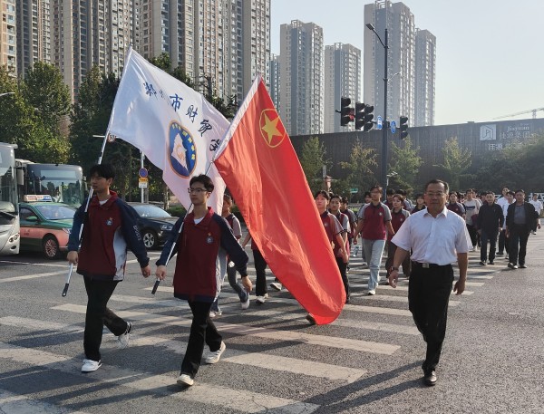 2.郑州市财贸学校党总支书记魏勇的带领师生徒步到达烈士陵园