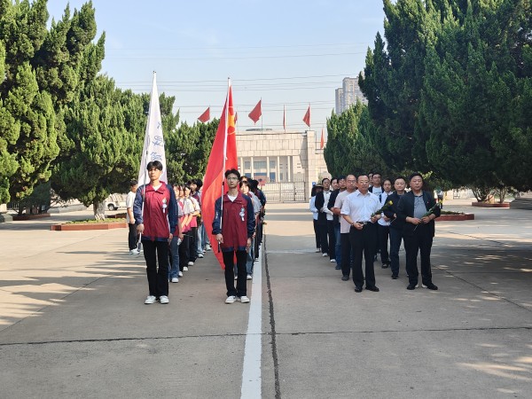 3.师生徒步到达烈士陵园