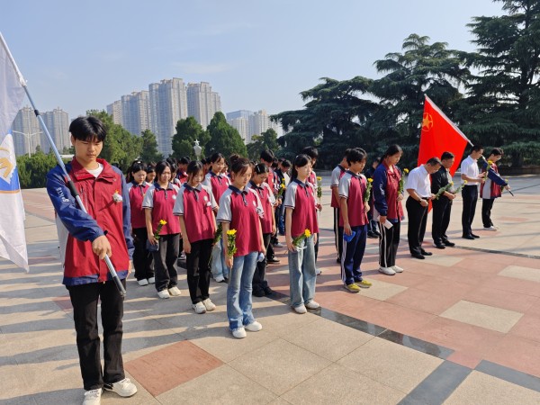 4.师生向“革命先烈永垂不朽”纪念碑致敬