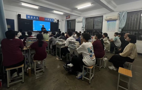 2.郑州市财贸学校教务处主任詹自琦及班主任了解选科政策